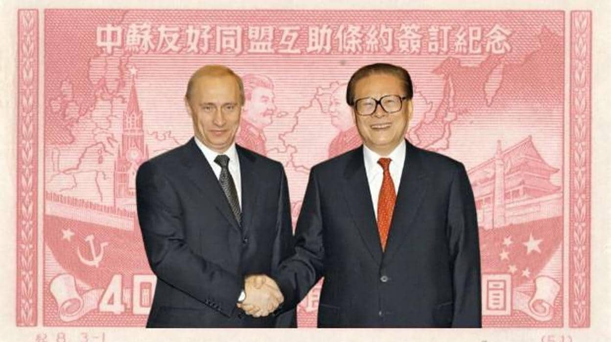 Putin (izquierda) y Jiang Zemin, sobre el sello chino que conmemora la firma del Tratado de Amistad, Alianza y Asistencia Mutua sino-soviético. de 1950