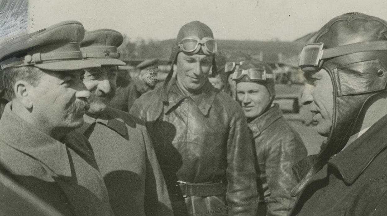 Moscú (Unión Sovietica), mayo de 1935. Josif Stalin y Sergó Ordzhonikidze, saludan al aviador Valeri Chkálov en el aeródromo de Moscú.