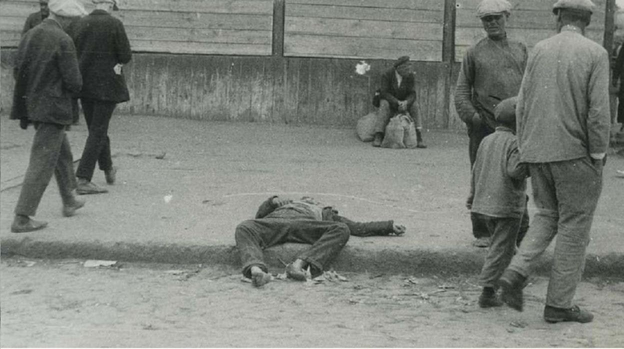 Víctima del Holodomor, en una calle de Járkov, en Ucrania, en 1932