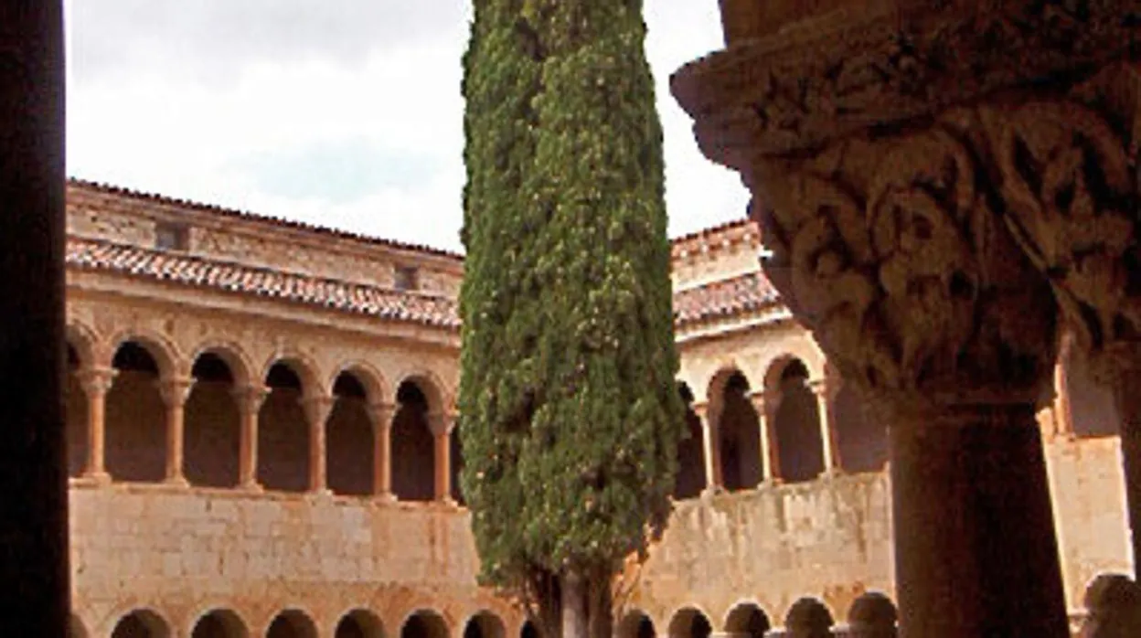 El ciprés y el claustro del Monasterio de Santo Domingo de Silos