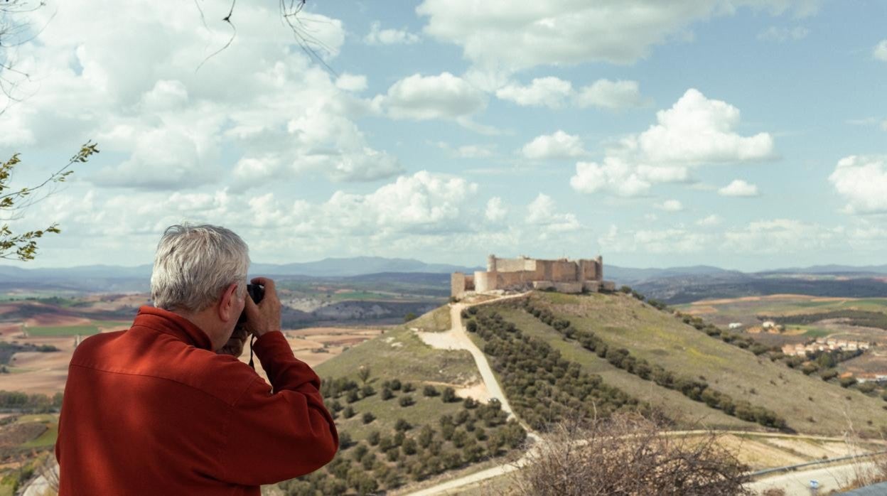 Antonio Pérez Henares fotografía el castillo de Jadraque.