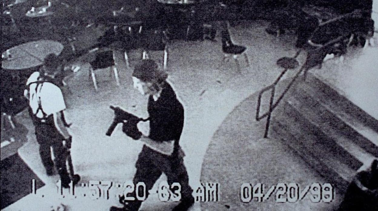 Eric Harris y Dylan Klebold, los autores de la matanza, en el instituto de Columbine