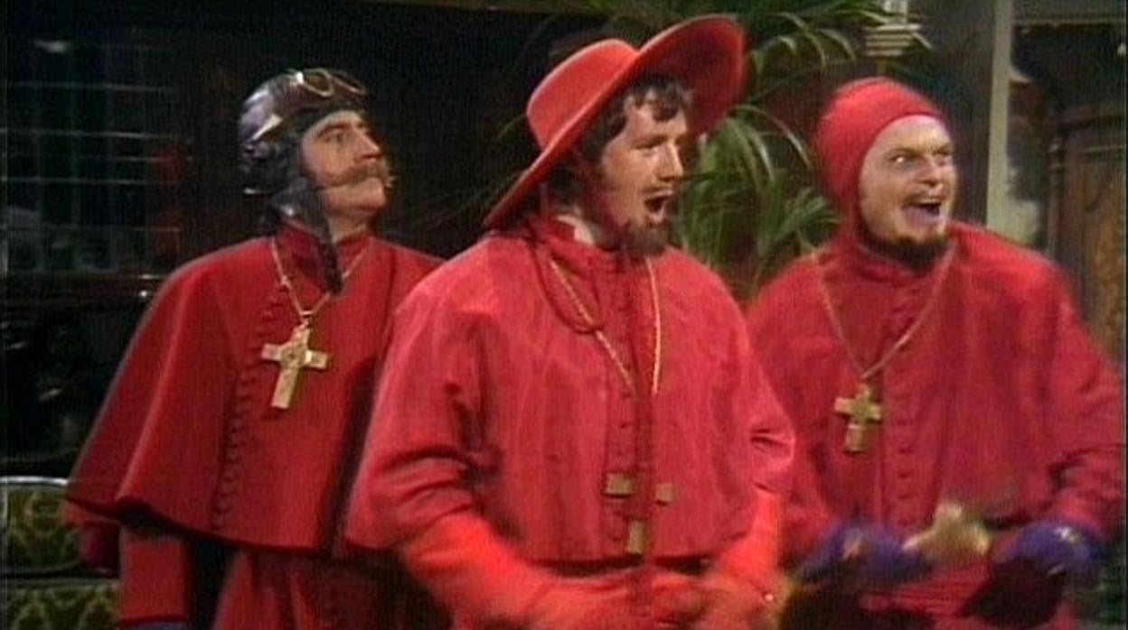 Escena de humor de los Monty Python disfrazados de miembros de la Inquisición española.