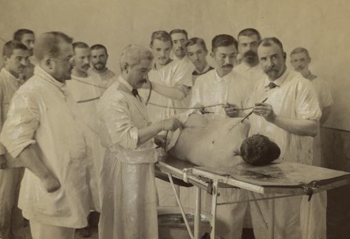 El servicio médico cura, en 1896, a un soldado que ha recibido un balazo en la Guerra de Cuba (1896)