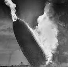 El Hindenburg, en el momento en que se estrelló contra el suelo