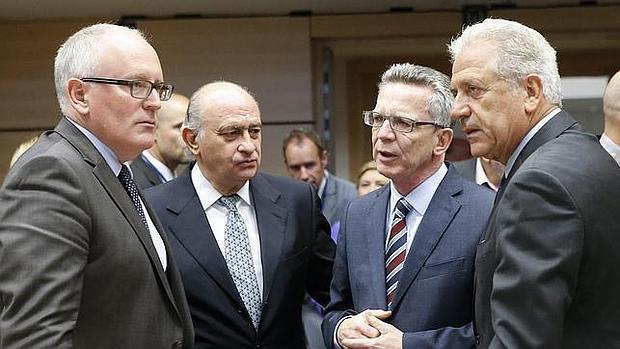 De izqa a dcha: el vicepresidente de la Comisión Europea (CE), Frans Timmermans, el ministro de Interior español Jorge Fernández Díaz, su homólogo alemán Thomas de Maziere y el comisario de Inmigración, Dimitris Avramopoulo conversan durantre la cuarta reunión de ministros del Interior y Justicia de la UE