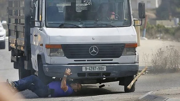 Un vehículo conducido por un palestino atropella a un colono israelí