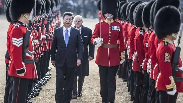 El presidente chino, Xi Jinping, inspecciona la guardia de honor acompañado del Duque de Edimburgo