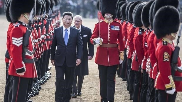 El presidente chino, Xi Jinping, inspecciona la guardia de honor acompañado del Duque de Edimburgo