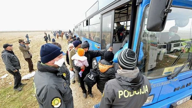 Policías eslovenos vigilan el traslado de refugiados en la frontera con Croacia