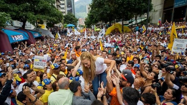 La esposa de Leopoldo López, Lilian Tintori, durante una manifestación contra el gobierno en la ciudad de Caracas