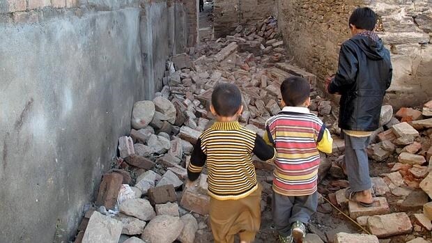 Un grupo de niños pasea por las ruinas causadas por el terremoto en Mingora, Pakistán