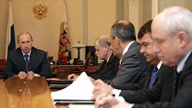 El presidente de Rusia, Vladímir Putin, junto al director de Rosoboronexport