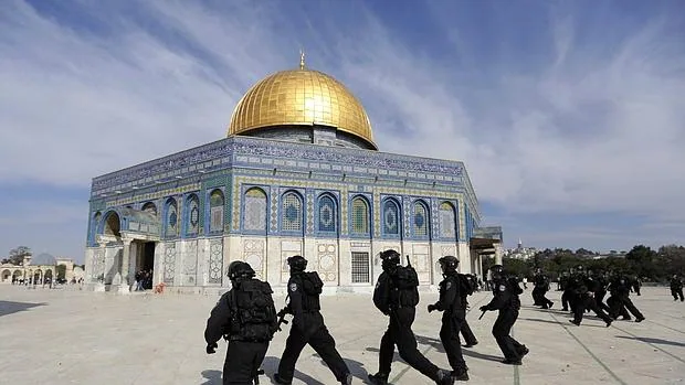 Policías israelíes se enfrentan a manifestantes palestinos en la Explanada de las Mezquitas REUTERS