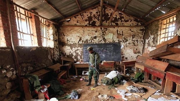 Un rebelde observa cómo ha quedado una escuela en Bunagana utilizada como arsenal por el Ejército