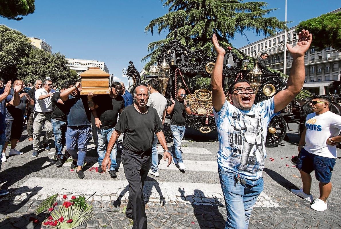 Varias personas asisten al funeral del capo de la mafia Vittorio Casamonica, frente a la iglesia San Juan Bosco de Roma