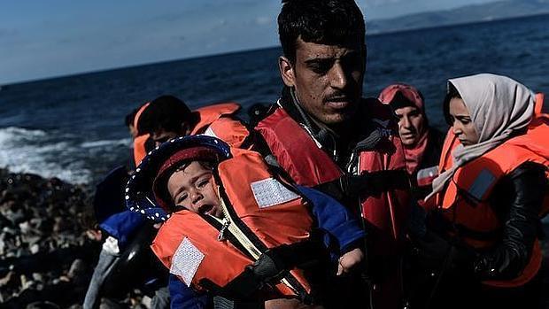 Refugiados tras llegar a la isla griega de Lesbos este jueves