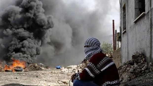 Una manifestante palestino, durante un enfrentamiento con el ejército israelí en Qadomen, cerca de la ciudad cisjordana de Nablus