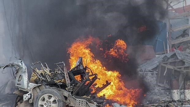 Un coche en llamas tras la explosión de un artefacto delante del hotel Sahafi en Mogadiscio