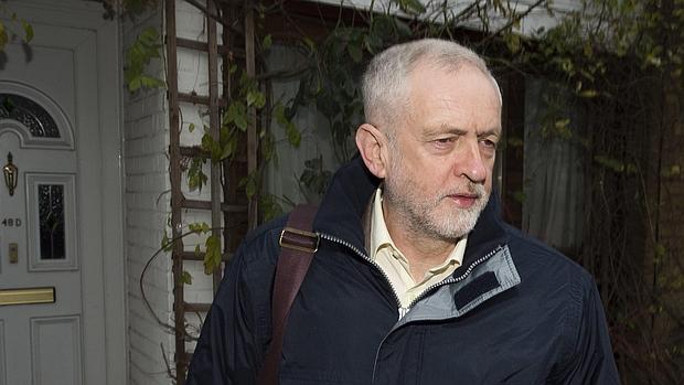 El líder del Partido Laborista británico, Jeremy Corbyn, sale de su casa en Londres este lunes