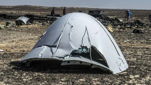 Restos del avión ruso caído este sábado