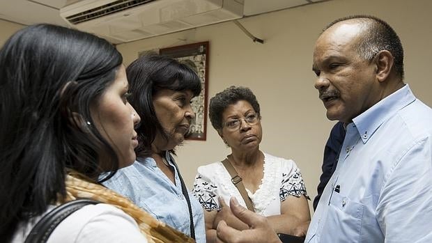 El coordinador general del Observatorio Venezolano de Prisiones Humberto Prado habla con periodistas