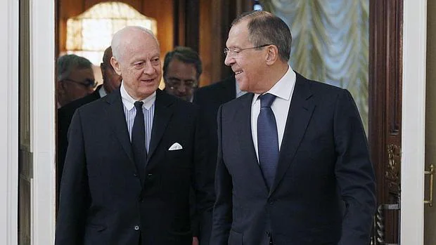 Lavrov (dcha) conversa con el enviado especial de la ONU para Siria, Staffan de Mistura