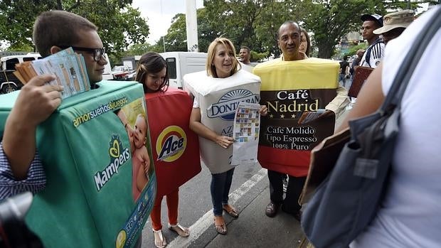 Manifestantes contra la escasez en una calle de Caracas