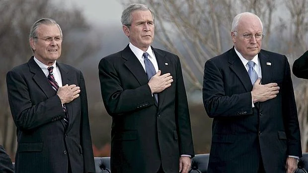 George W. Bush, entre el secretario de Defensa Donald Rumsfeld (i) y el vicepresidente Dick Cheney, en un acto celebrado en Arlington en 2006
