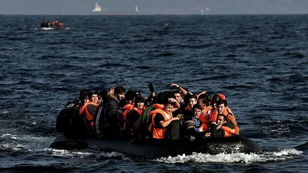 Un bote con inmigrantes llega a la isla de Lesbos tras cruzar el Mar Egeo