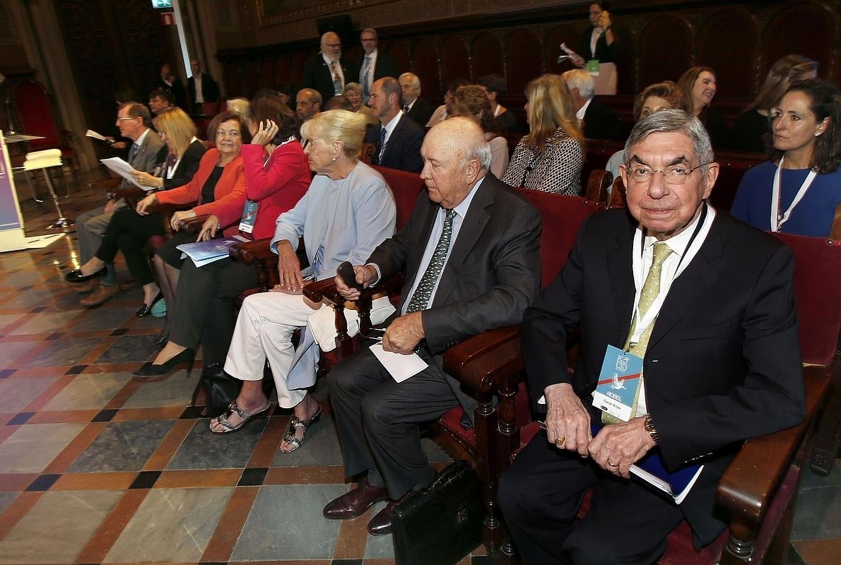 Los Nobel de la Paz Óscar Arias Sánchez (d), Frederik Willem de Klerk (2d) y Betty Williams (3d), durante la XV Cumbre Mundial de premios Nobel que se ha inaugurado hoy en Barcelona