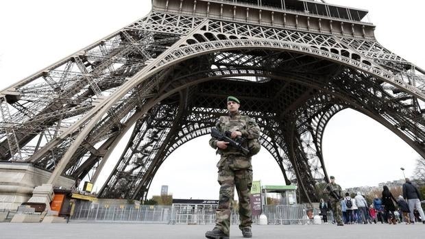 Un grupo de militares vigilan la Torre Eiffel