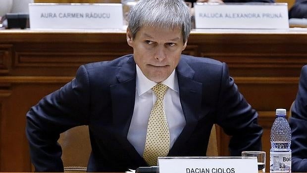 El independiente Dacian Ciolos, durante su investidura este martes en el Parlamento rumano