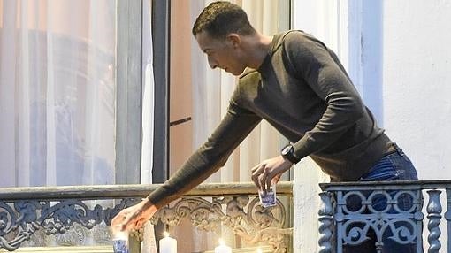 Mohamed Abdeslam, hermano de Ibrahim Abdeslam, coloca velas en su balcón en Bruselas