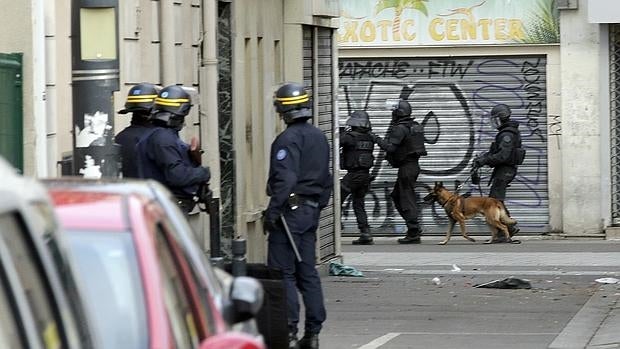 Muere una perra policía en el asalto al piso durante la operación contra el cerebro de los atentados