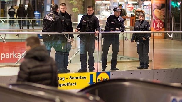 Personal de la Policía alemana en la estación principal este martes