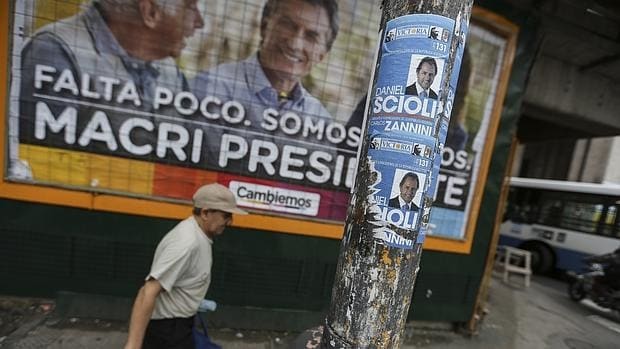Carteles electorales en la campaña de la segunda vuelta de las presidenciales argentinas