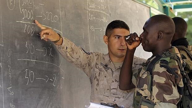 Un soldado español del equipo de entrenamiento del centro de instrucción de Koulikoro, imparte clases de matemáticas y topografía para calcular las distancias de tiro durante las prácticas de artillería a los soldados malienses