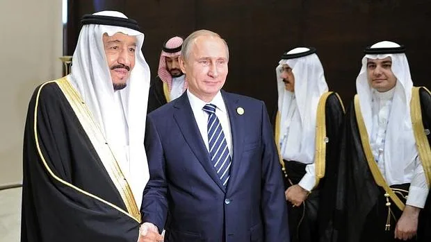 El presidente ruso, Vladímir Putin se reúne con el rey saudí Salman bin Abdulaziz en la cumbre del G20 en Antalya (Turquía)