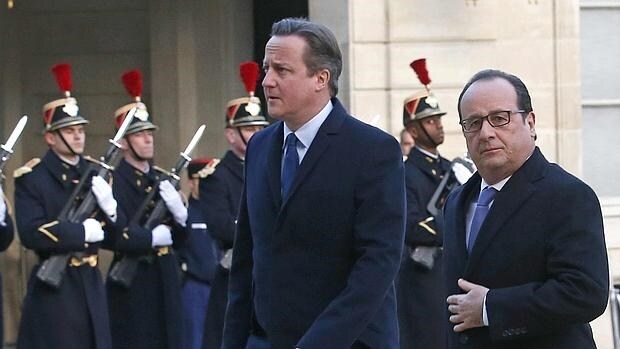 David Cameron (i) y François Hollande, este lunes en el Palacio del Elíseo