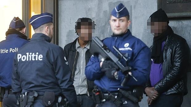 Efectivos de la policía belga detienen a varias personas en la estación central de autobuses de Bruselas