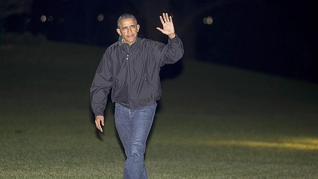 Obama saluda al llegar a la Casa Blanca de su viaje por Asia este lunes