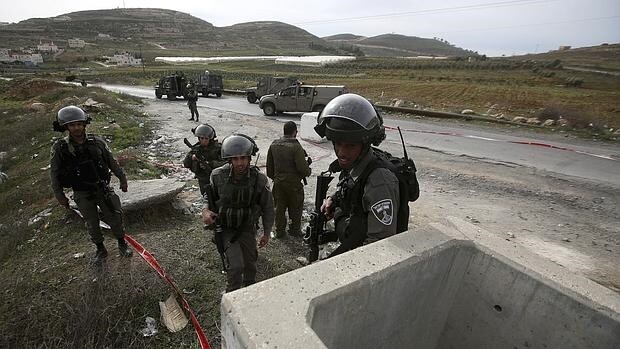 Soldados israelíes hacen guardia en el lugar donde se ha producido un tiroteo en Hebrón
