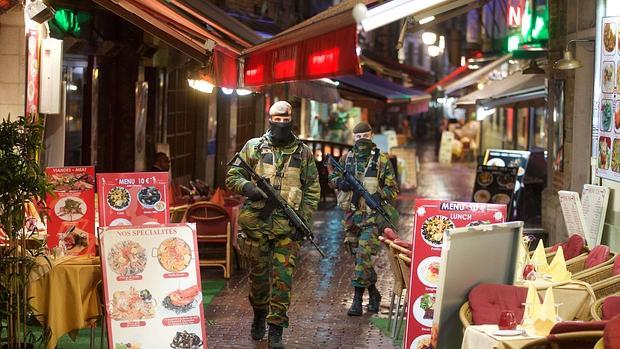 Militares en la noche del martes en una calle de Bruselas