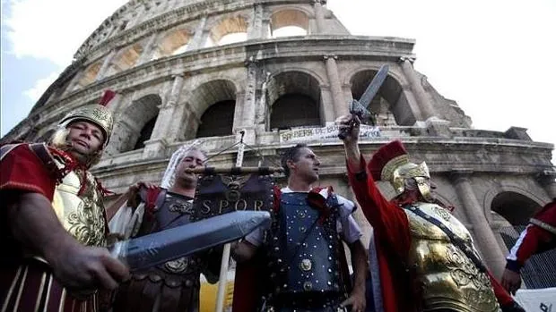 «Centuriones» y «gladiadores» que se ganan la vida fotografiándose con los turistas en el Coliseo de Roma