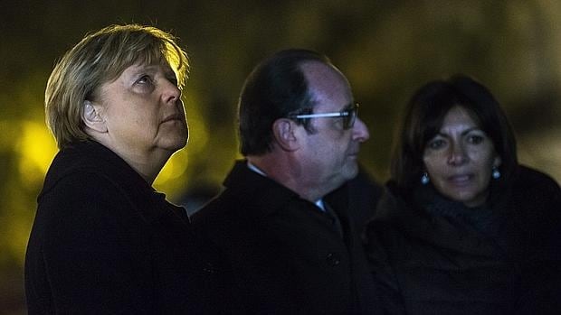 Hollande, Merkel y la alcaldesa de París, Anne Hidalgo, ayer, mientras rinden tributo a las víctimas de los atentados en París