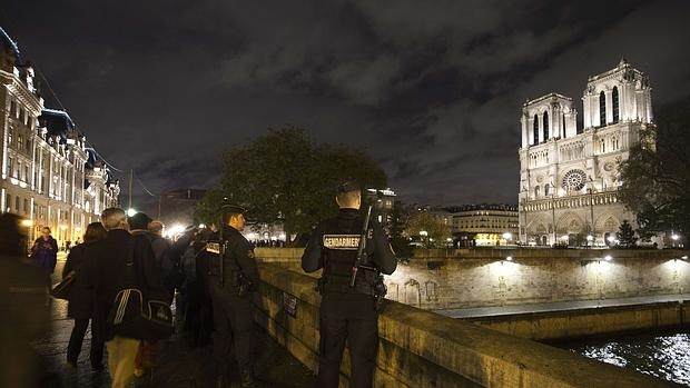 Policías franceses vigilan ayer las orillas del Sena frente a Notre Dame
