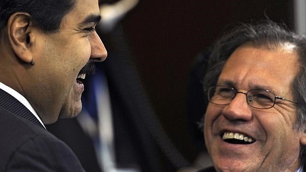 Luis Almagro y Nicolás Maduro, distendidos, durante una cumbre de Mercosur en San Juan (Argentina), en 2010