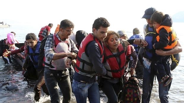 Un grupo de refugiados llegan a la costa de la Isla de Lesbos