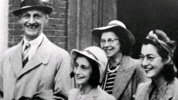 La familia Frank; Ana es la segunda por la izquierda